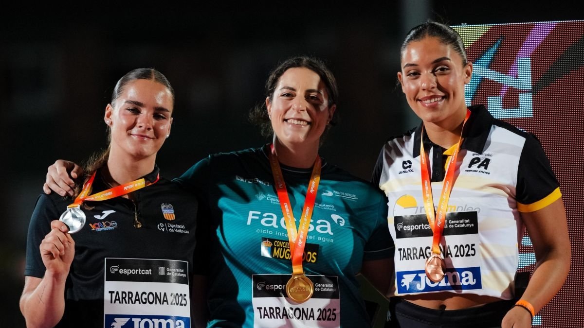 Fiona Mar Villarroel, a la derecha, con su medalla de bronce lograda en el Nacional.