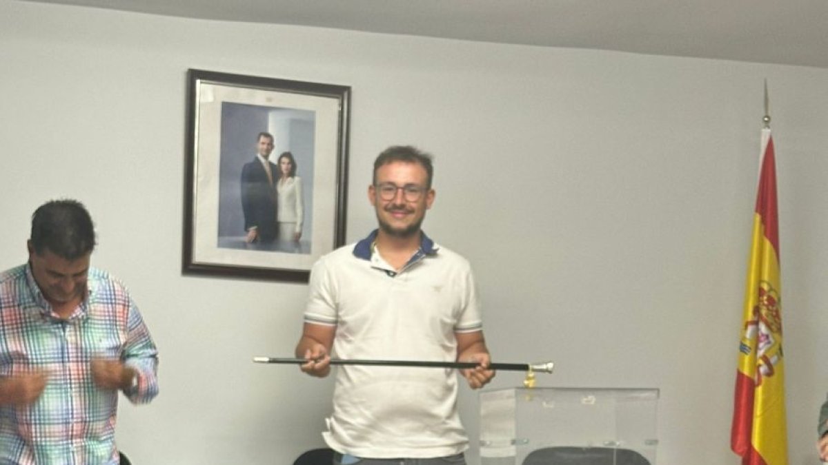 El nuevo regidor con el bastón de mando.