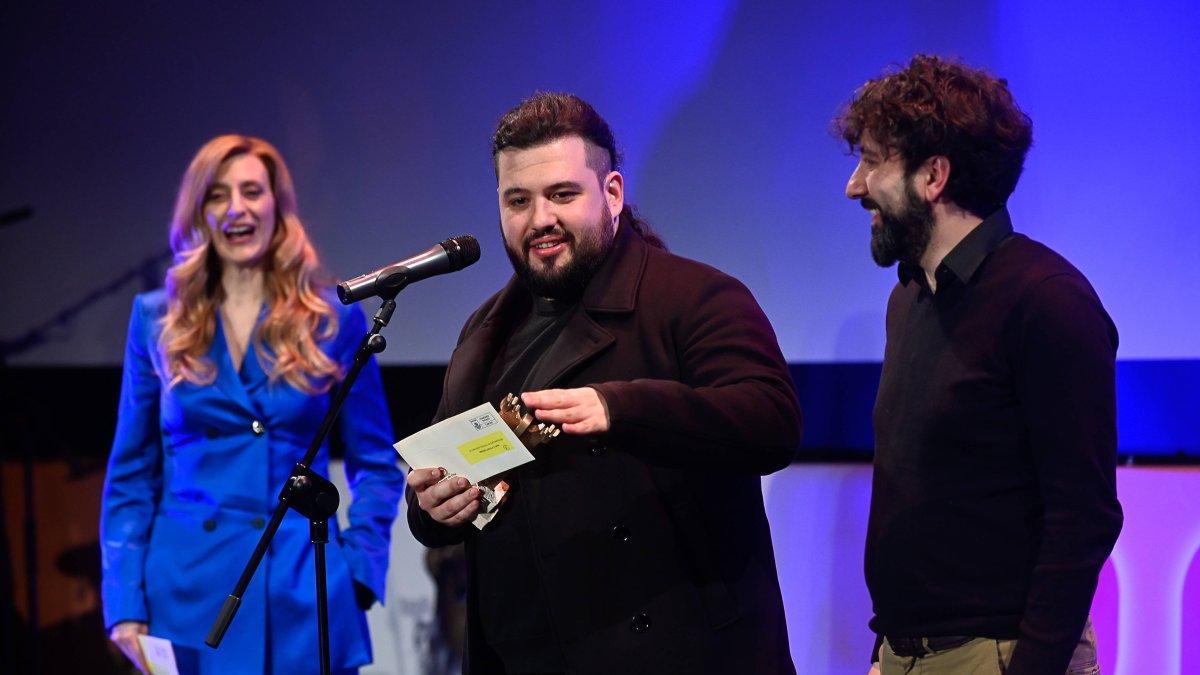 Néstor López, en el centro, junto a Óscar Romero en la entrega de premios de la 36 Secime, en Medina del Campo, donde resultó premiado el cortometraje 'Anticlímax', codirigido por ambos.