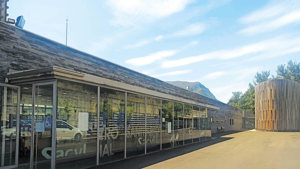 Entrada principal del centro de salud.