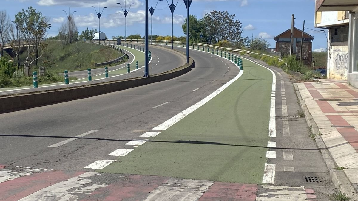 El puente de Azorín adelgazó a un carril por sentido para añadir aceras 'verdes'.