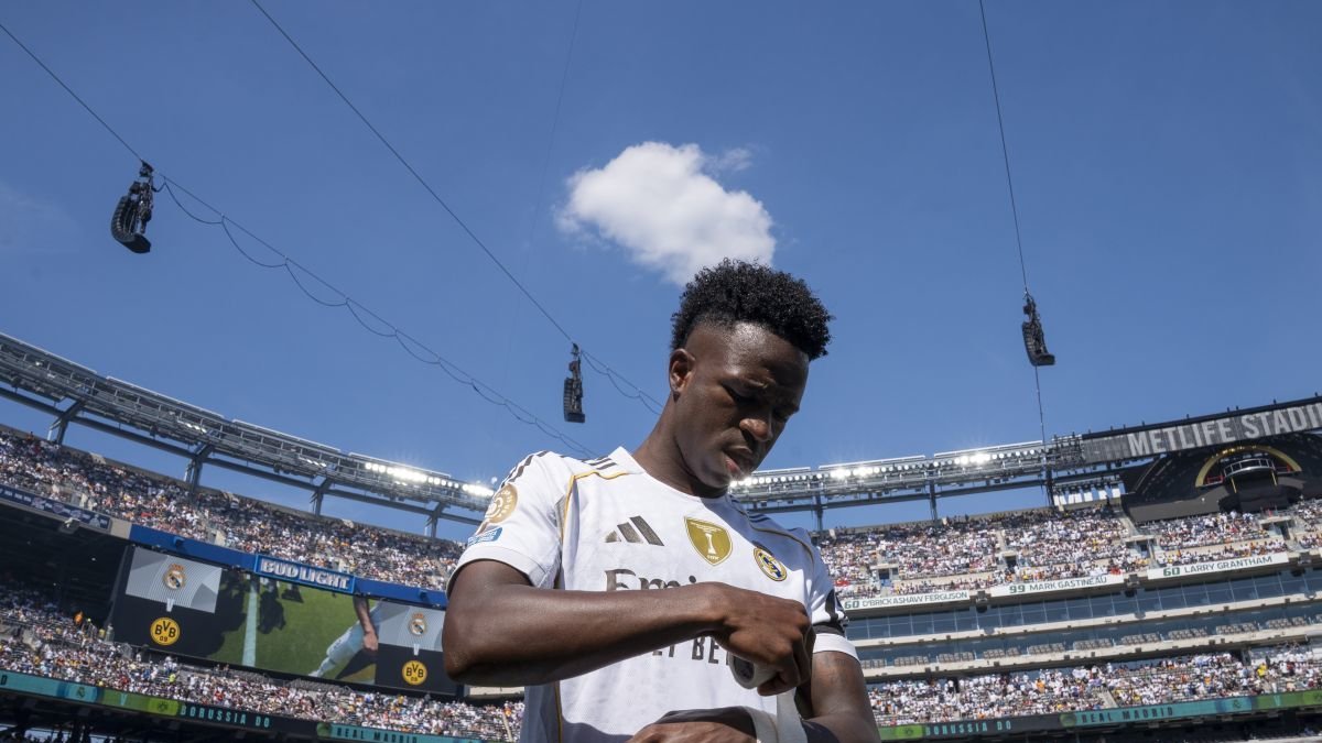 Vinicius se venda la muñeca izquierda antes de un partido del Mundial de Clubes.