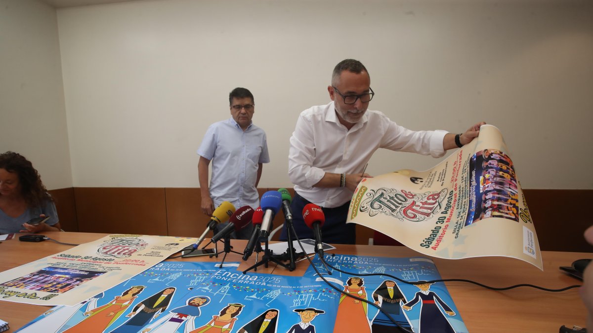 Tito y el concejal Carlos Cortina, con el cartel de las Fiestas de la Encina y del concierto del dúo