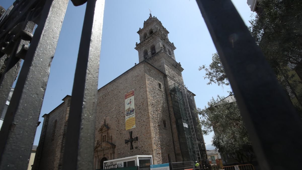 El andamio ya es visible desde este miércoles en la torre de la Encina.