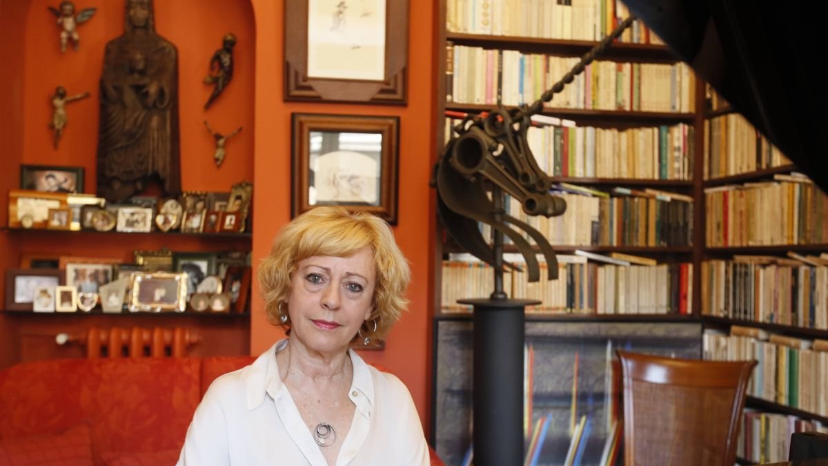 Belén Ordóñez, en su casa, ante el piano, y delante de unas esculturas de su marido, Juan Carlos Uriarte.