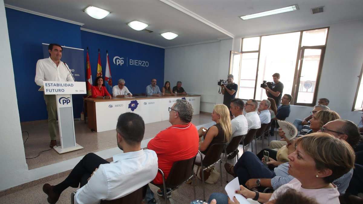 Reunión del presidente de la gestora en la sede de PP en Ponferrada