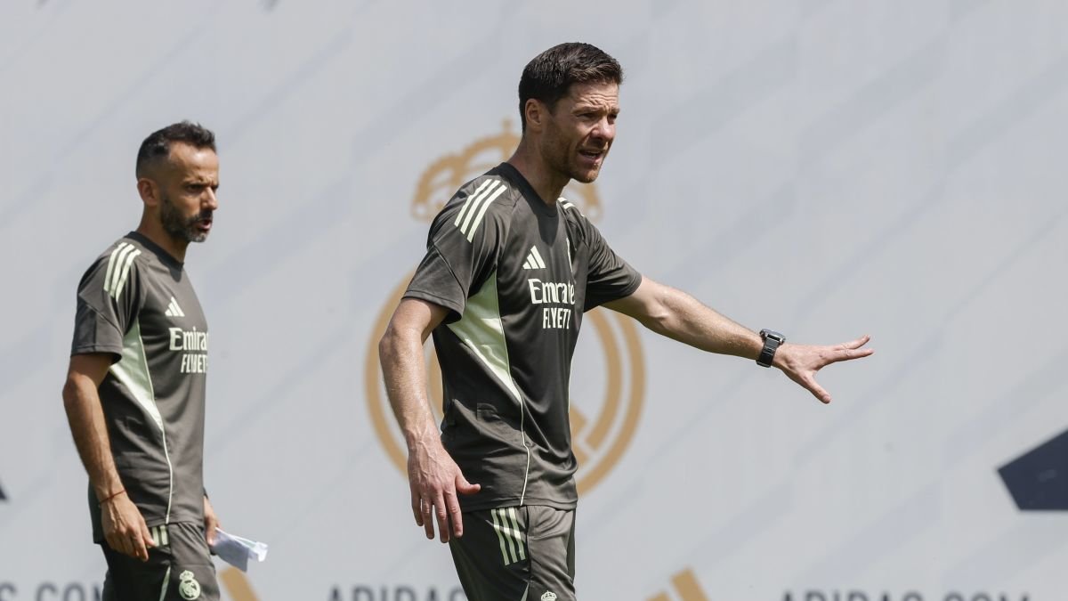 El entrenador del Real Madrid, Xabi Alonso, durante el entrenamiento del equipo.
