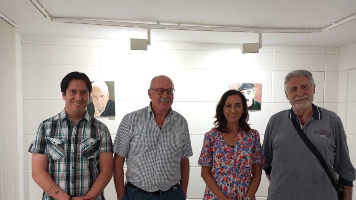 Inauguración de la muestra, con la presencia de la alcaldesa Alicia Gallego.