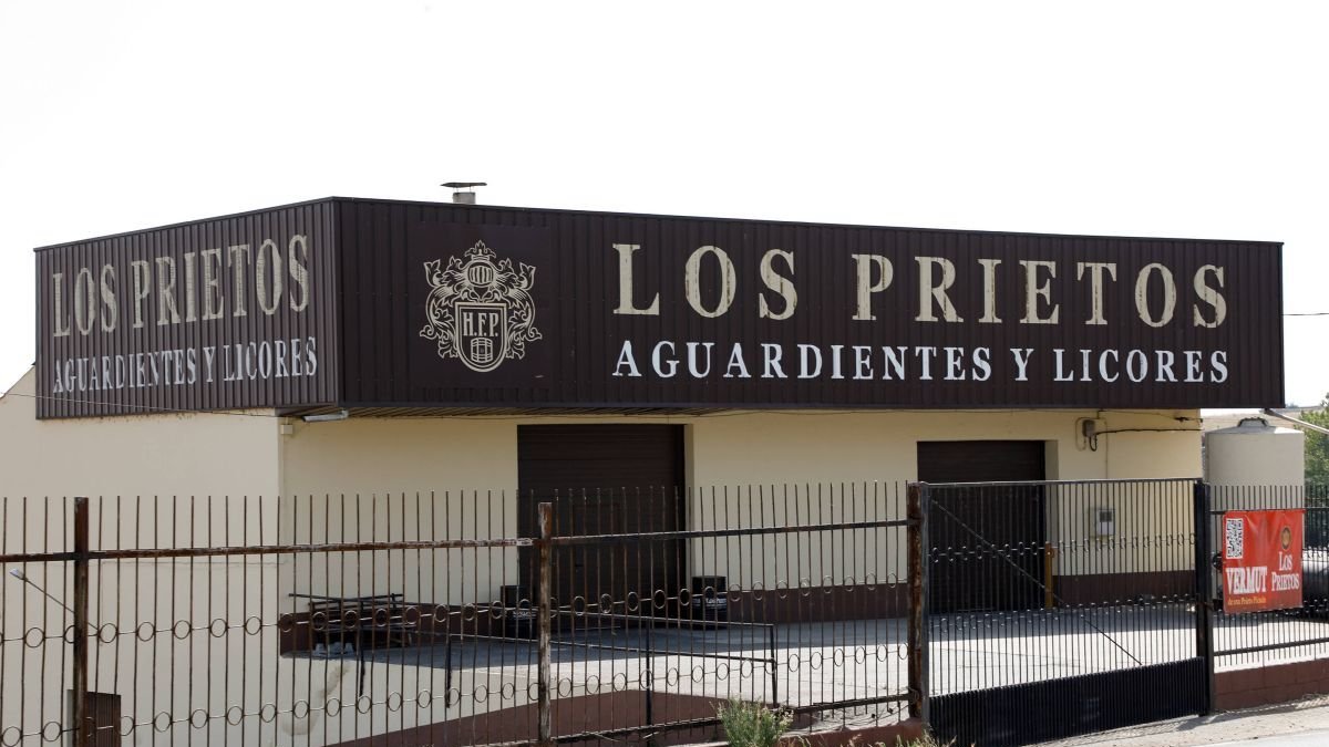 La destilería Los Prietos suma ahora a sus referencias de aguardientes y licores un vermut de Prieto Picudo.