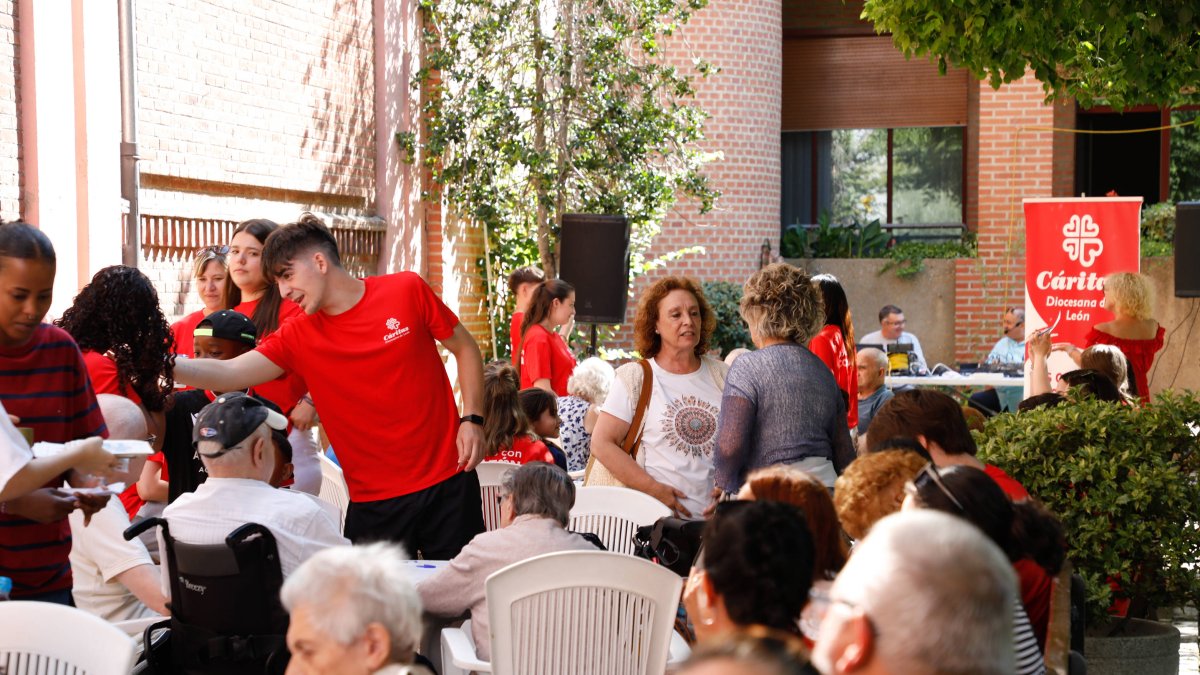 Participantes en el campus de Cáritas en la fiesta en la residencia Virgen del Camino