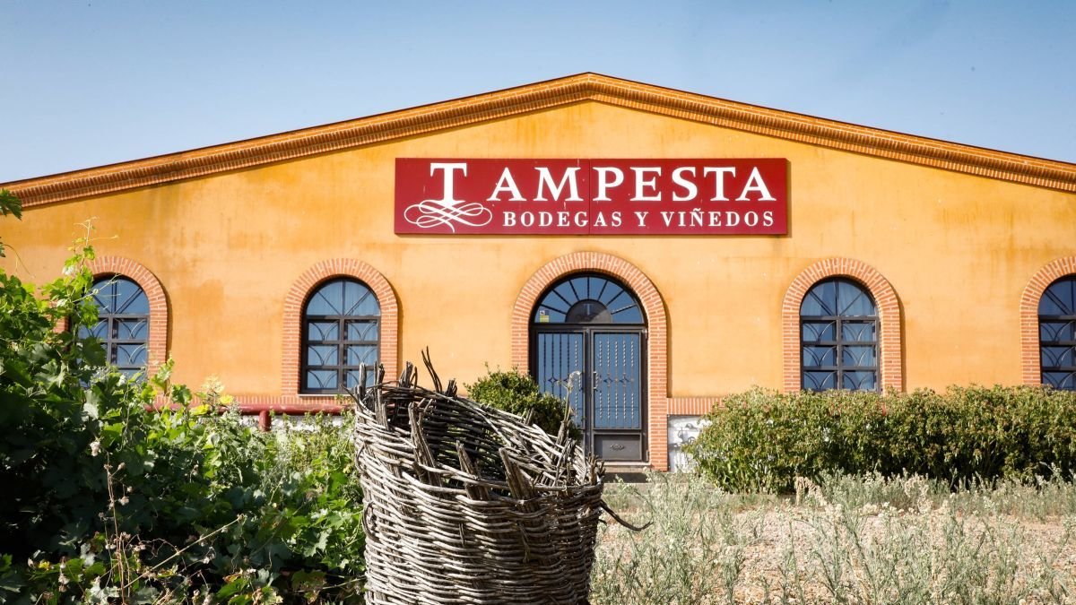 Imagen del edificio central de Bodegas Tampesta