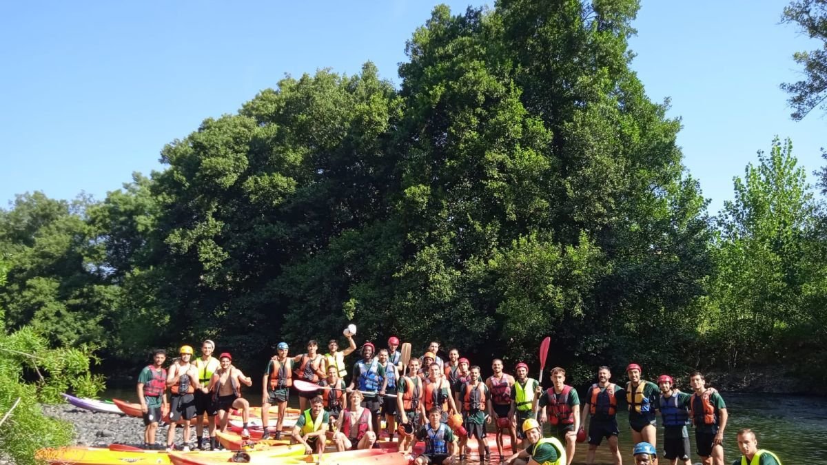 Los jugadores de la Deportiva en las aguas del río Sil.