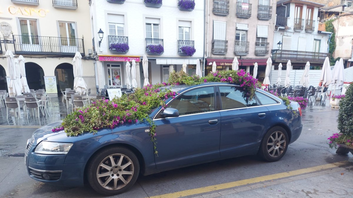 Estado en el que quedó el coche en la plaza Mayor de Villafranca del Bierzo tras arrancar las flores de los parterres.