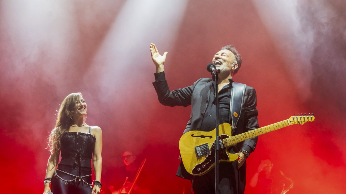 Café Quijano, acompañados por Nena Daconte, durante una canción en el Sonorama 2025, este jueves en Aranda de Duero.