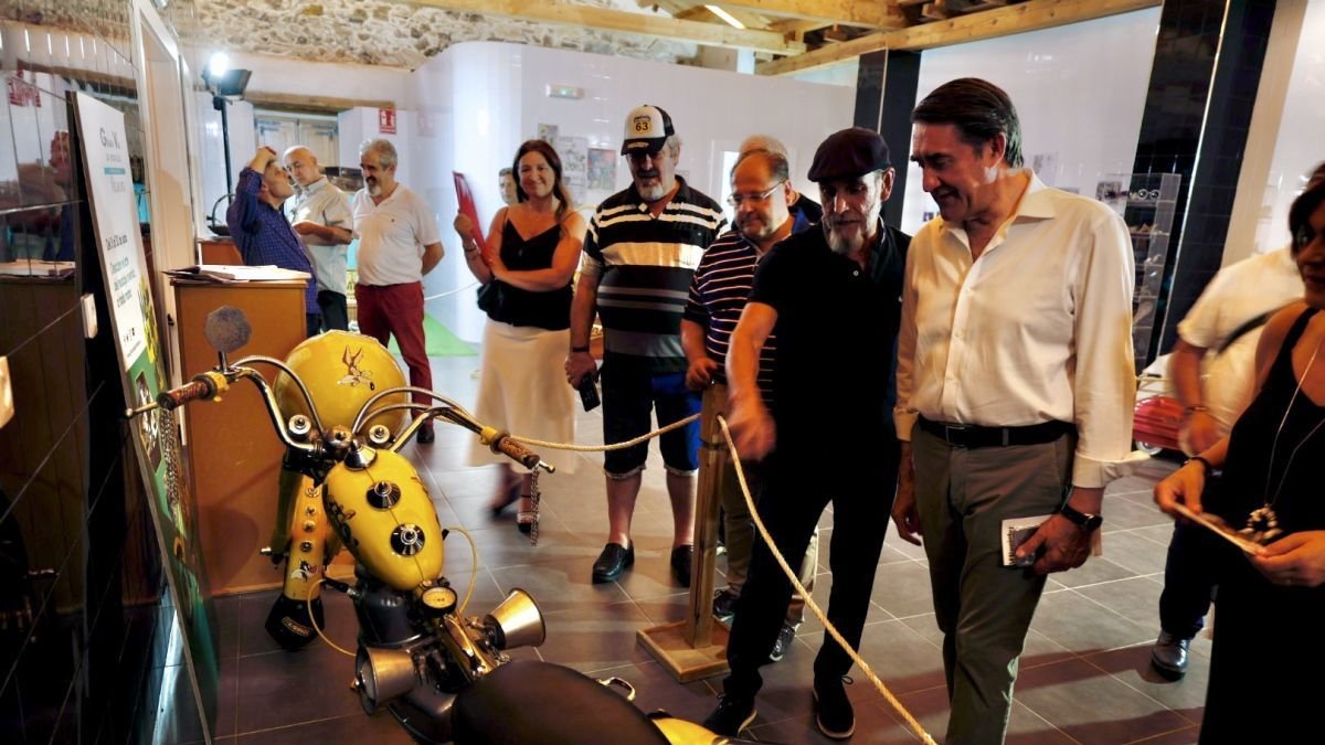 Suárez-Quiñones, a la derecha, en la Feria del Motor junto al alcalde Javier Carrera (centro).