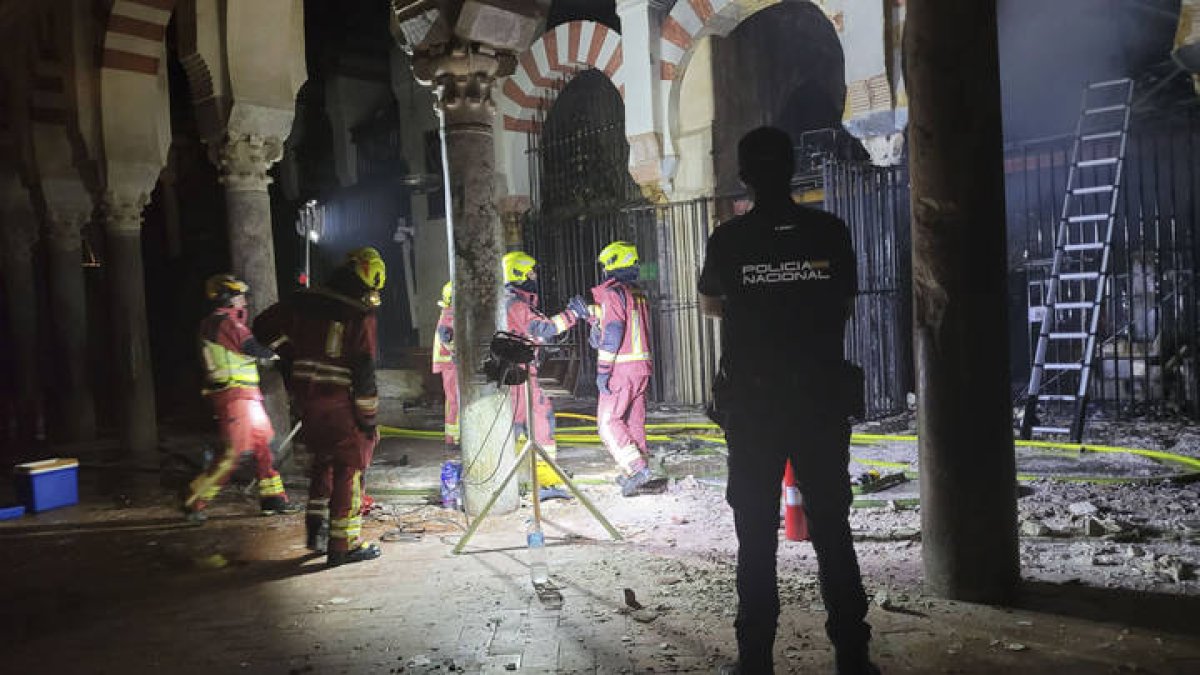 El incendio declarado este viernes en el interior de la Mezquita-Catedral de Córdoba, Patrimonio de la Humanidad, ha sido extinguido, según ha dicho a los periodistas el portavoz del Cabildo Catedral, Juan José Jiménez