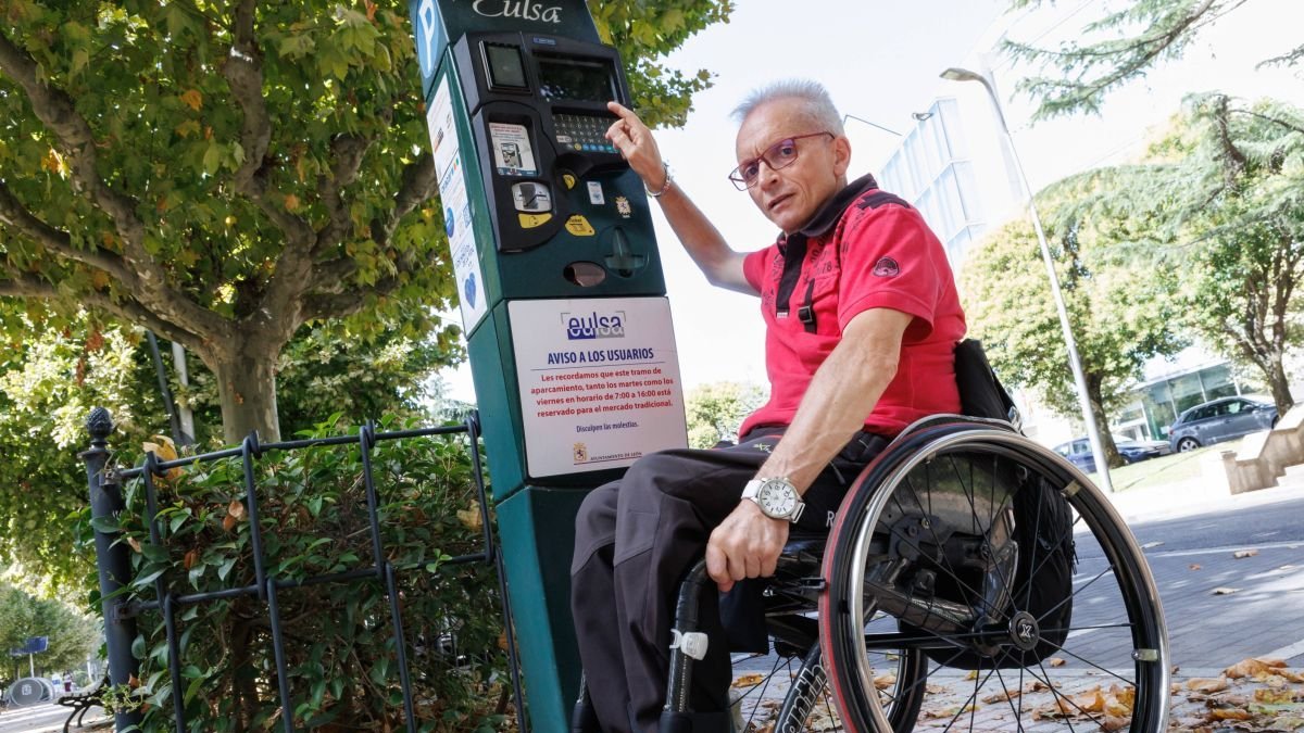 Juan Aguado, uno de los impulsores de la recogida de firmas, este sábado junto a un parquímetro en Papalaguinda.
