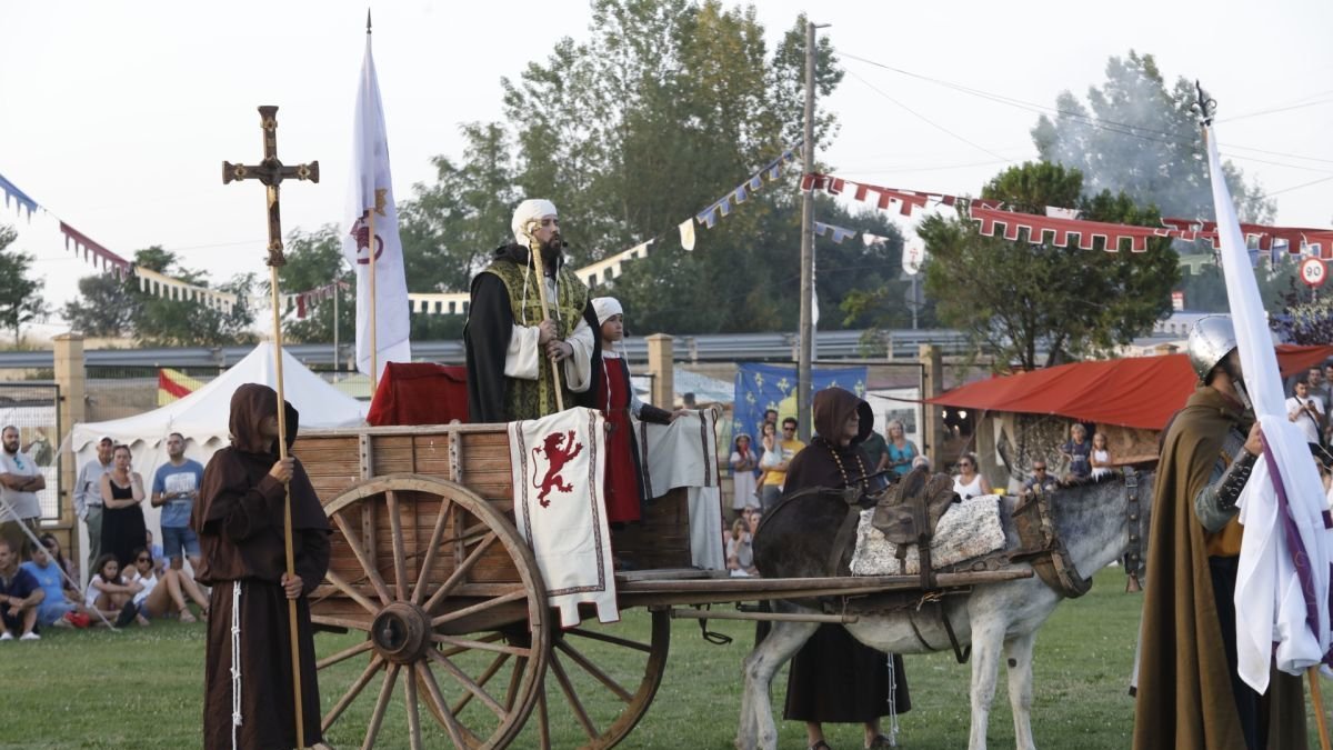 El alcalde, Alejandro Barrera, en el desfile previo a la batalla.