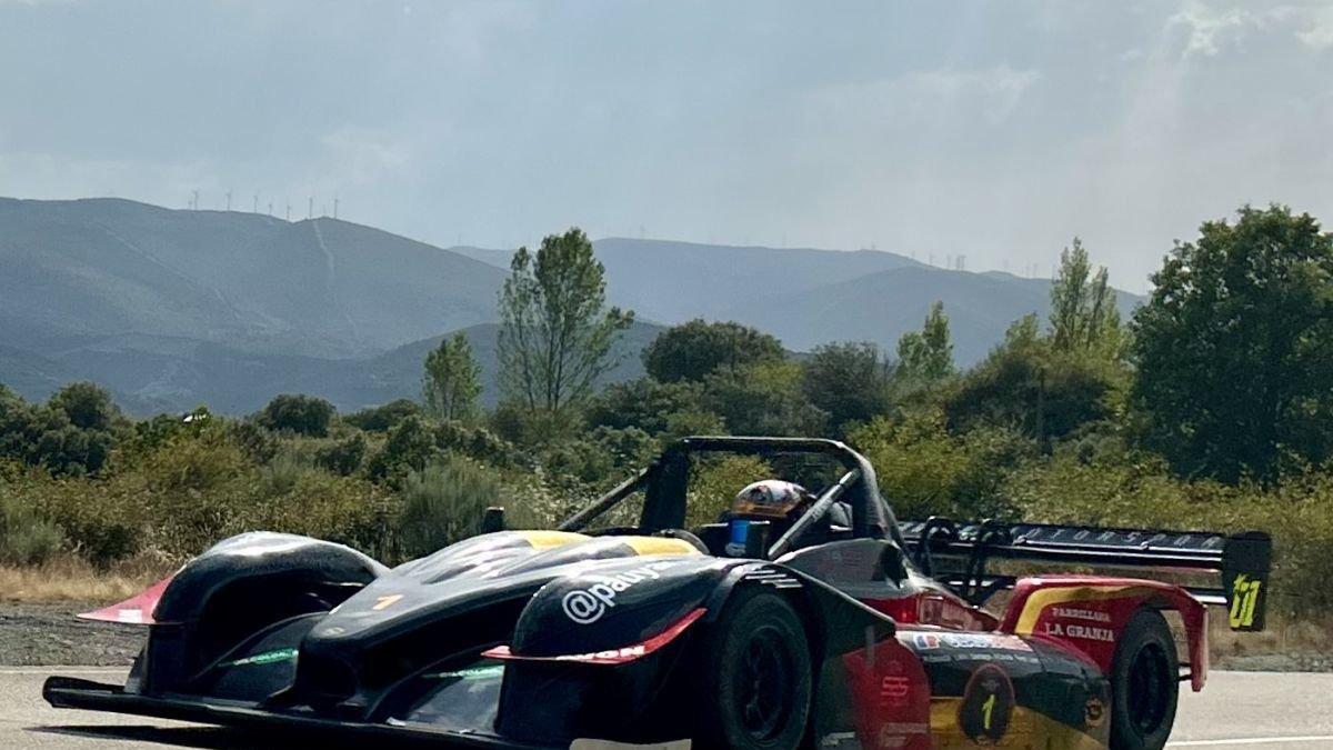 Jacobo Senín con su Nova NP01 Glassdrive.