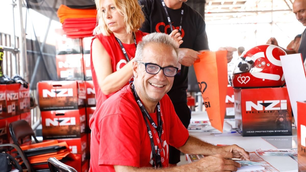 Daniel Amatriain firmando su libro.