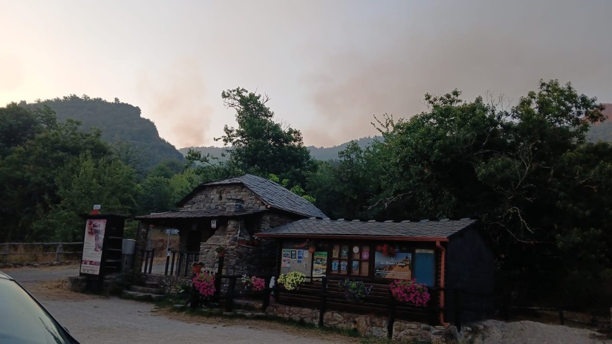 Vista de esta madrugada de domingo 10 de agosto desde el pueblo de Medulas del humo que procede de la zona quemada de Yeres, detrás del mirador de Predices.
