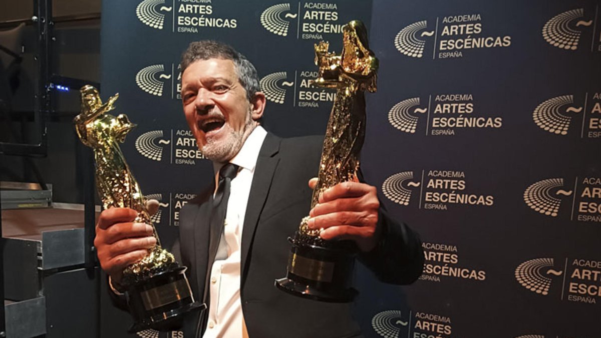 Imagen del pasado 13 de mayo en las que el actor y director Antonio Banderas posa con dos de los premios conseguidos con el musical 'Gypsy', durante la gala de los premios Talía en Madrid. EFE/Inma Tapia.