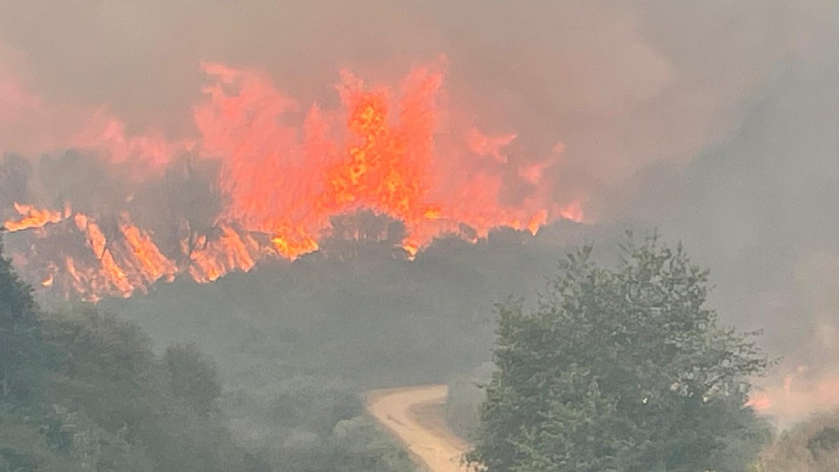 Las llamas vistas desde el pueblo de Médulas esta tarde de domingo, procedentes del Lago Sumido.