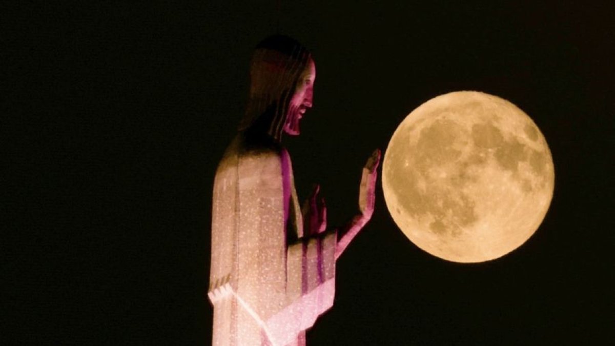 El Cristo del Otero y la Luna llena.