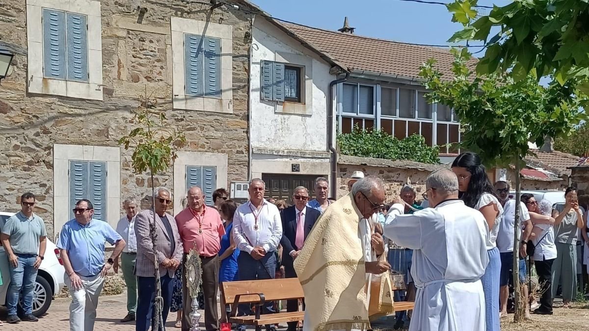 La eucaristía se celebró al aire libre.