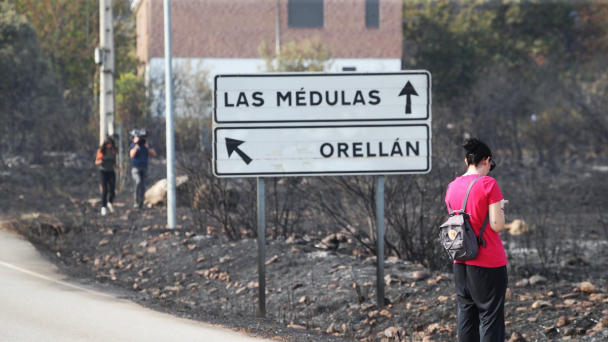 Acceso a Las Médulas y Orellán desde Carucedo, este lunes por la mañana.
