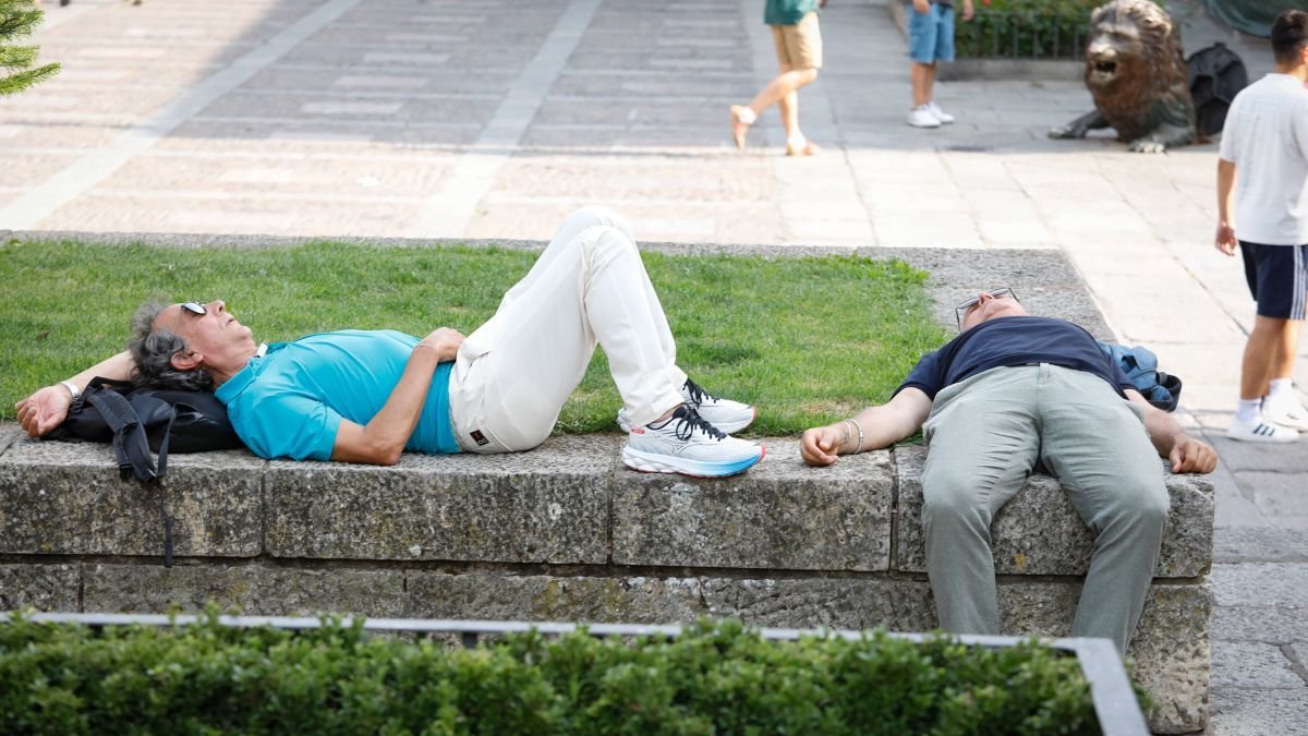 Dos personas descansan a la sombra en la plaza de San Marcelo, ayer en León.