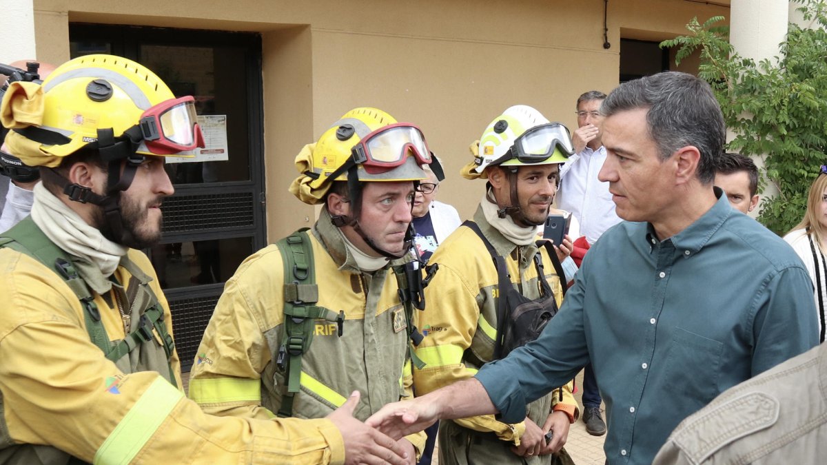 Imagen de archivo (22/6/2022) del presidente del Gobierno, Pedro Sánchez, saludando a bomberos que trabajaron en la extinción de un incendio forestal 