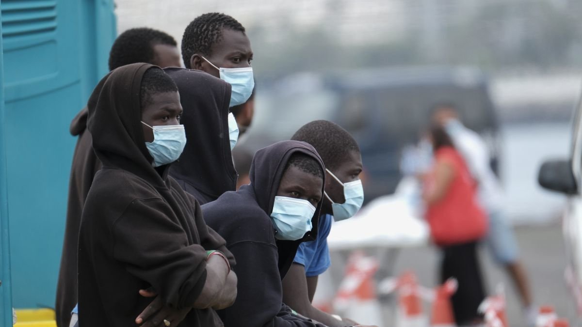 Imagen de los migrantes de una patera en Tenerife.