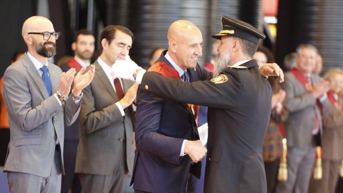 Diez condecoró al intendente jefe, Miguel Ángel Llorente, con la medalla al mérito en 2024.