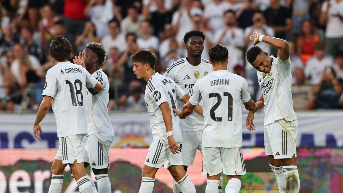 Mbappé celebra junto a sus compañeros uno de sus dos goles.