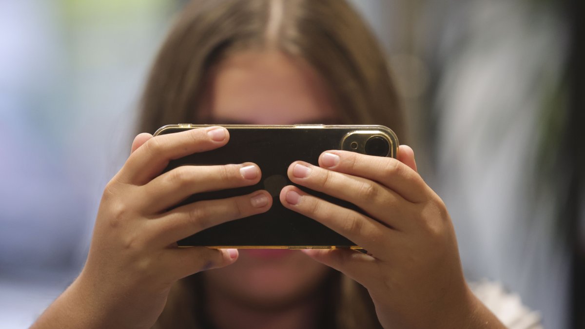 SALAMANCA, 20/10/2023.- Una chica consulta su teléfono móvil en Salamanca. El Colegio de Psicología de Castilla y León (COPCYL) celebra este viernes en Valladolid la charla 