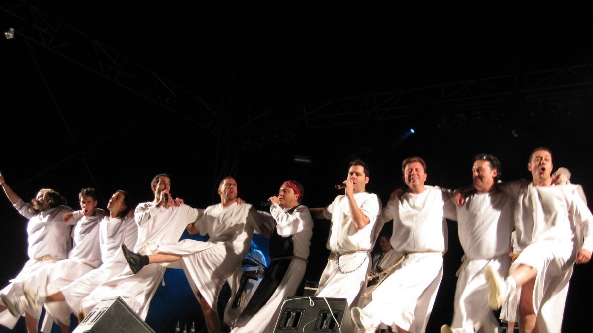 Entre los actos, concierto de Los inhumanos.