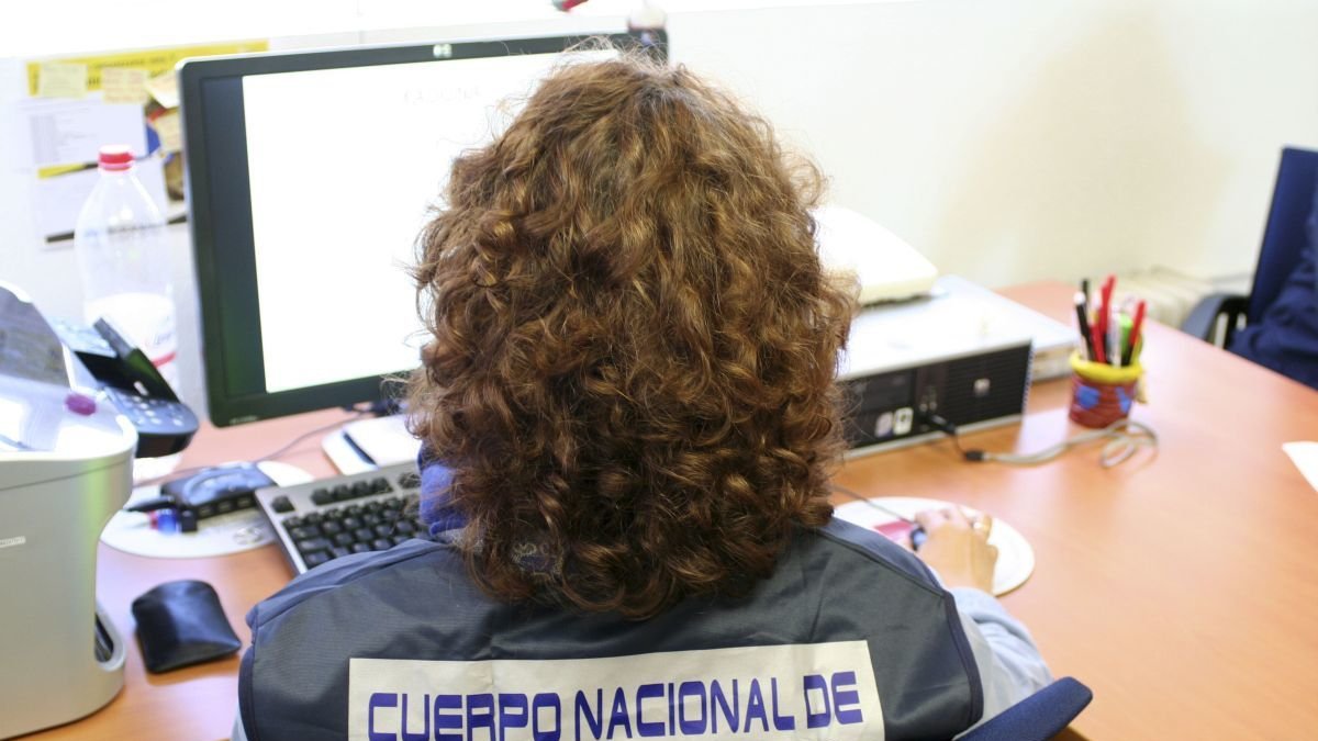 Un agente de policía.
