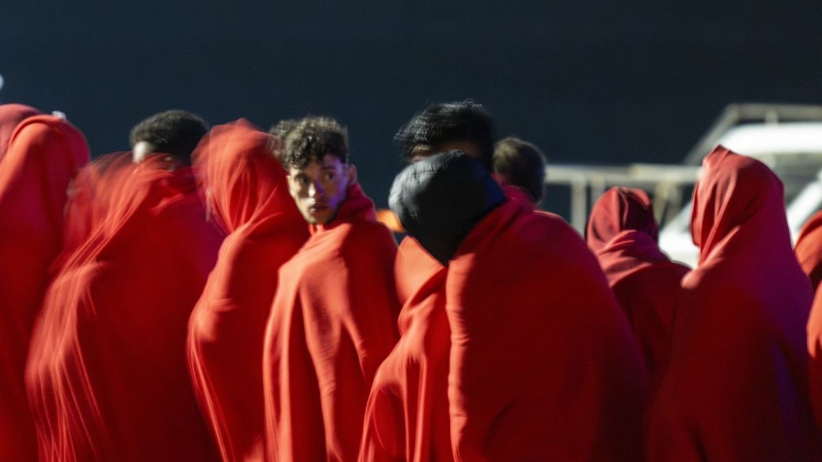 Llegada al puerto de Arrecife de los 62 personas.