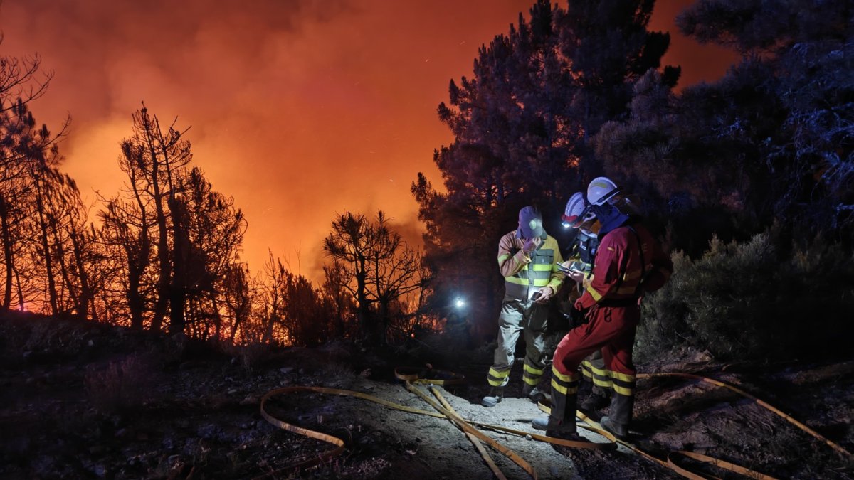 Efectivos de la UME en el incendio de Yeres