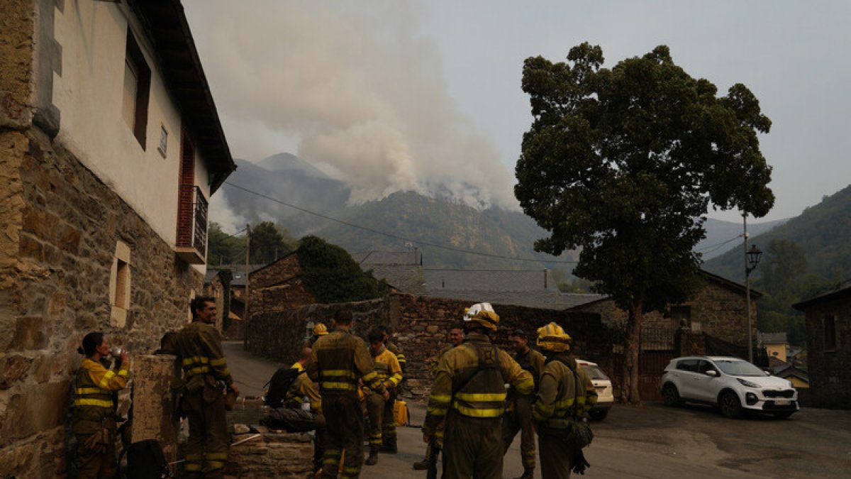 Efectivos anti incendios en el fuego de Fasgar