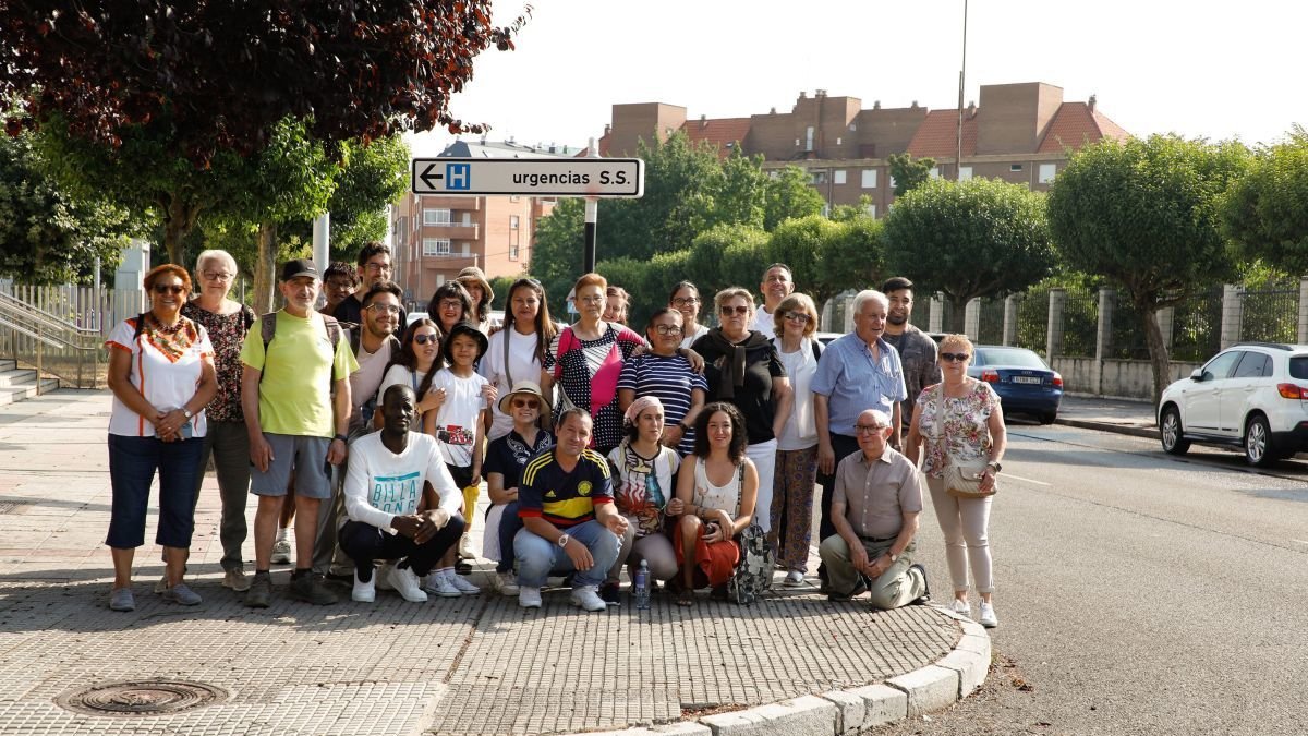 Participantes en el paseo para reivindicar la convivencia en el barrio de Armunia.