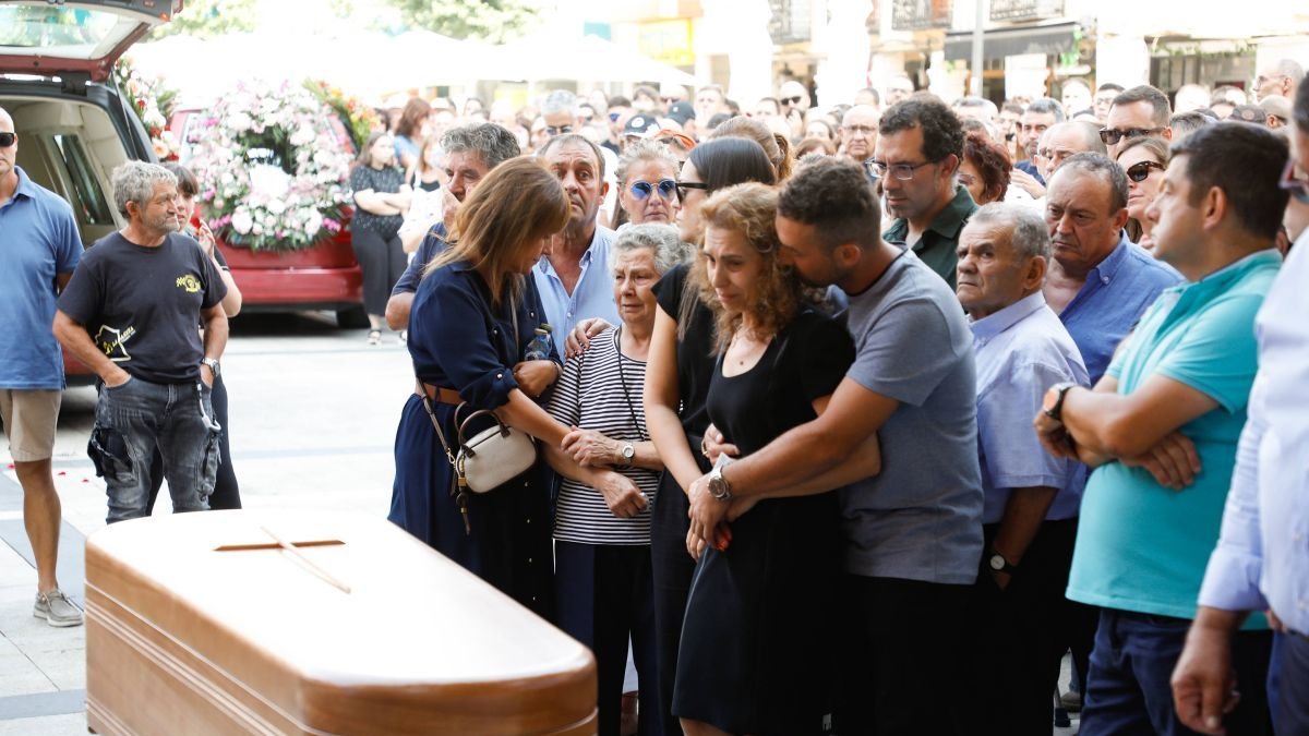 Abel Ramos fue despedido con enorme dolor por una multitud ayer en La Bañeza.