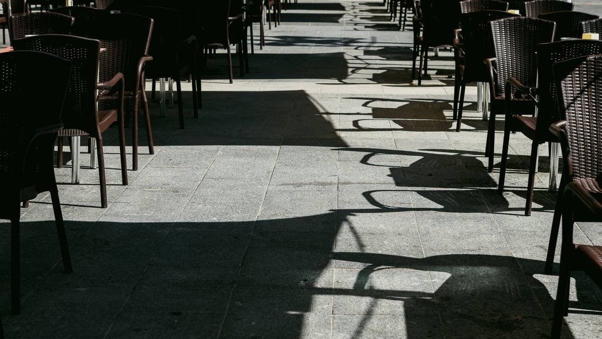 Una terraza desplegada en una calle de León.
