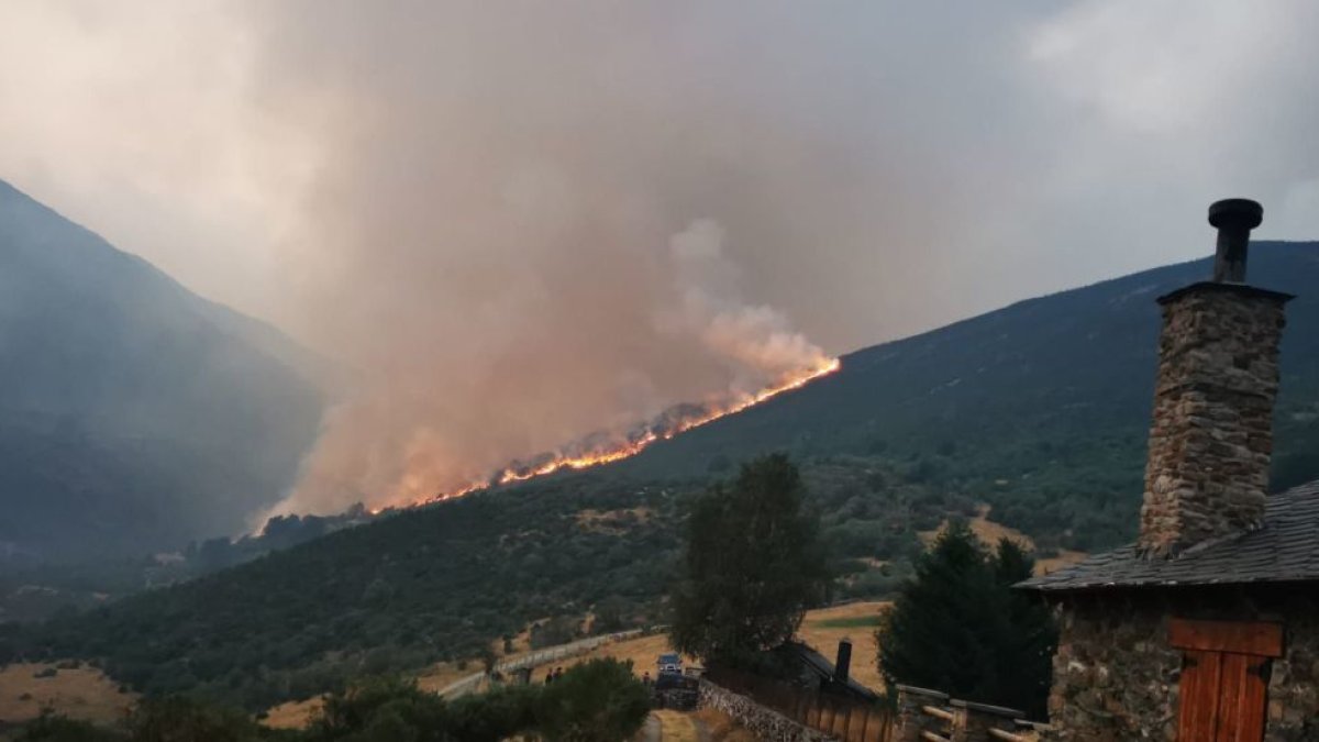 El fuego de Orallo sigue avanzando.