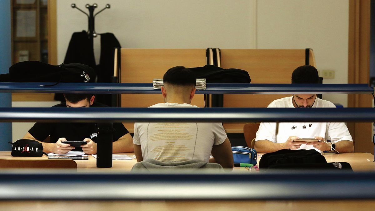 Estudiantes de la Universidad de León en una de las bibliotecas de Vegazana.