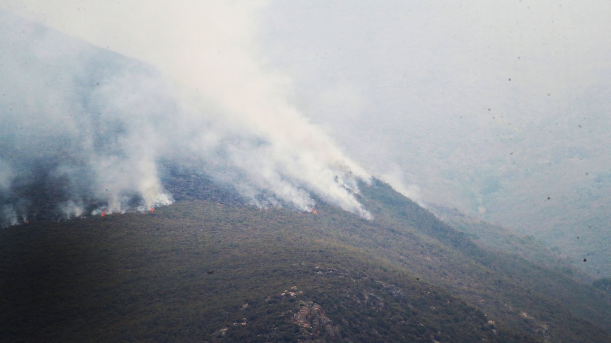 Vista este martes, del incendio declarado este pasado sábado en la localidad de Yeres EFE/ Ana F. Barredo