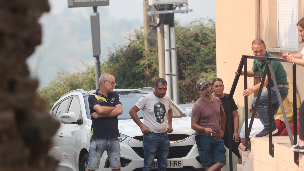 Vecinos desalojados de Bouzas relatan el avance vertiginoso de las llamas de "diez, doce o catorce metros de altura"