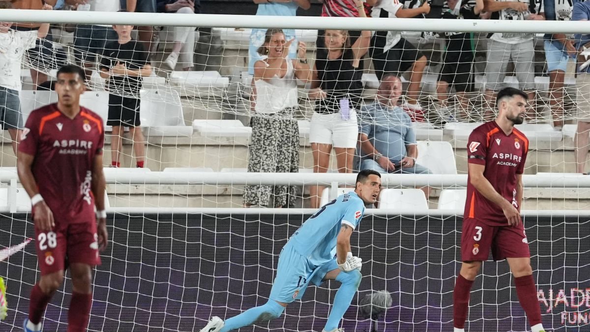 La Cultural encajó cinco goles frente al Burgos, un número elevado y definitivo.