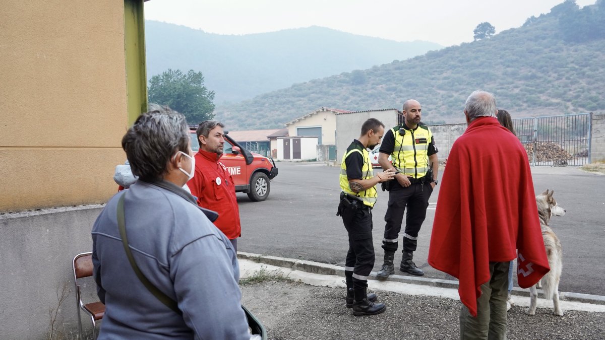 Efectivos de la UME conversan con los vecinos desalojados de diversas localidades de Boca de Huérgano.